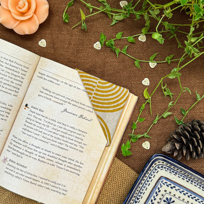 CORNER BOOKMARK - Mustard Swirl