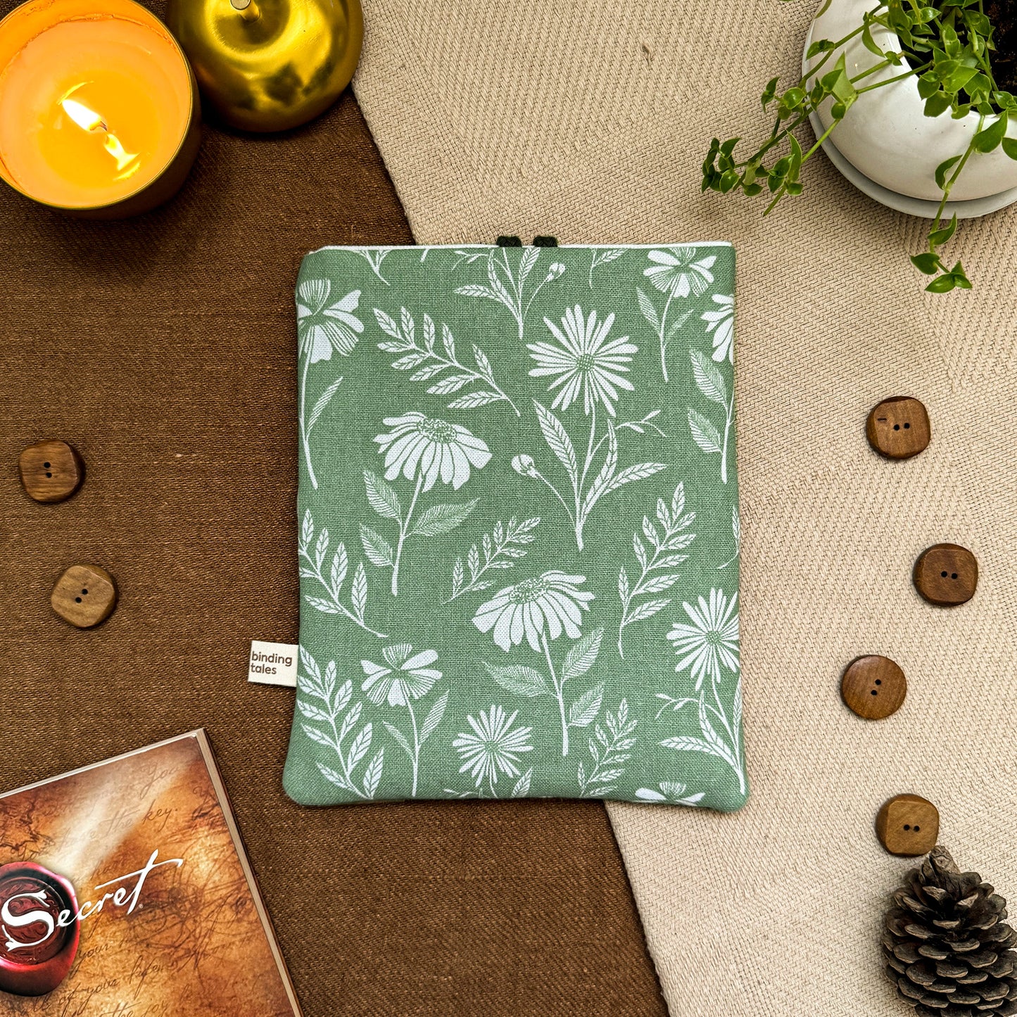 BOOK SLEEVE - Daisy Whisper