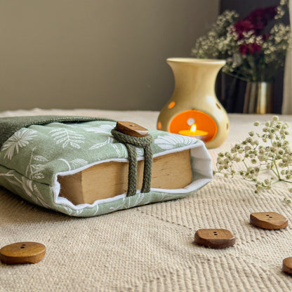 BOOK SLEEVE - Daisy Whisper